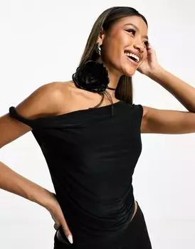 Черный приталенный асимметричный топ с заниженным поворотным ремешком ASOS