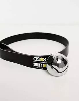 Черный ремень из искусственной кожи с изогнутой пряжкой ASOS Smiley Collab