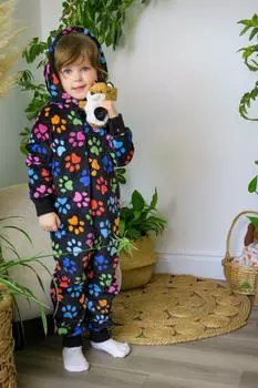 Черный супермягкий флисовый комбинезон с принтом лап Fox In A Box, мультиколор