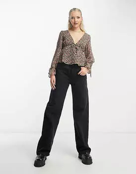 Черный топ с глубоким вырезом и баской Pimkie