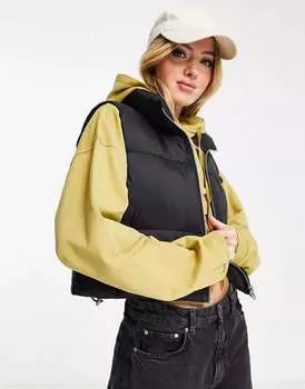Черный укороченный нейлоновый жилет с набивкой и молнией Pull&Bear