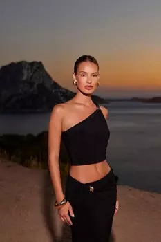 Черный укороченный топ на одно плечо QUIZ Clothing