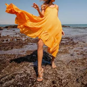 Cirkelina - Платье на бретелях с объемным декором из жемчуга в цвете бархатцев SCARLETT POPPIES, цвет marigold