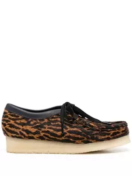 Clarks кроссовки Wallabee на платформе, коричневый