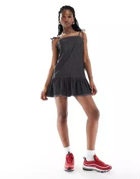 COLLUSION – Черное мини-платье из легкого денима с завязками на бретелях