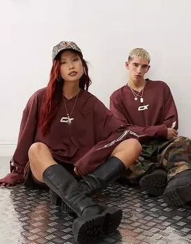 COLLUSION Футболка унисекс в спортивном футбольном стиле с V-образным вырезом бордового цвета