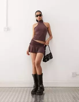 COLLUSION – гладкая мини-юбка облегающего кроя шоколадно-коричневого цвета с рюшами и мягкой на ощупь комбинированной деталью