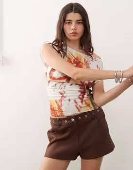 COLLUSION облегающий топ с открытыми плечами и размытым оранжевым принтом орхидеи