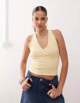 COLLUSION топ цвета пахты с халтер-воротником и пуговицей в виде жемчужины