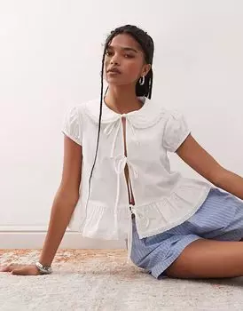 COLLUSION топ с завязкой спереди и воротником белого цвета