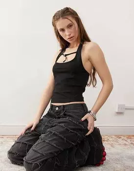 COLLUSION укороченный топ с халтер-воротником и металлической фурнитурой на груди