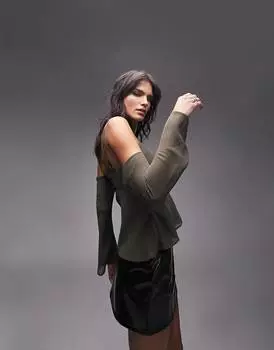 Цвет хаки: топ с открытыми плечами и длинными рукавами на бретельках Topshop