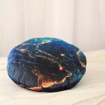 Декоративная подушка Herding Young Collection «Глобус Young Collection», с ярким принтом, цвет bunt