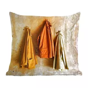 Декоративная подушка MuchoWow, диванная подушка, декоративная подушка для гостиной, 60 х 60 см, пальто на стене цвета охры - чехол на подушку - хлопчатобумажная ткань - декоративные наволочки, мультиколор