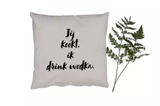 Декоративная подушка MuchoWow, диванная подушка, декоративная подушка для гостиной, 50 х 50 см, серо-коричневый - ты готовишь, я пью водку - цитата - чехлы на подушки - украшение - спальня