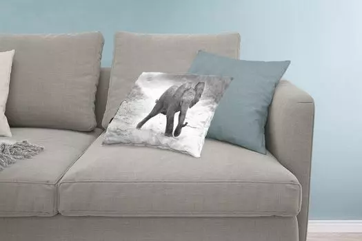 Декоративная подушка MuchoWow Диванная подушка Декоративная подушка для гостиной 60 x 40 см Слоненок, идущий по песку в черно-белом цвете - Чехлы на подушки - Декоративные чехлы на подушки - Декоративные чехлы