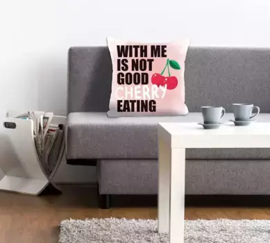 Декоративная подушка Queence "СО МНОЙ НЕ ХОРОШО ЕСТЬ ВИШНЮ", чехол без наполнителя, 1 шт 40х40 см, красный