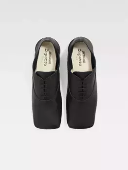 Дерби с квадратными краями — новая интерпретация культового Зизи от Repetto Лес Зизи Репетто Жакмюс Jacquemus, черный