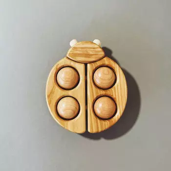 Деревянная божья коровка на колесиках. Bajo