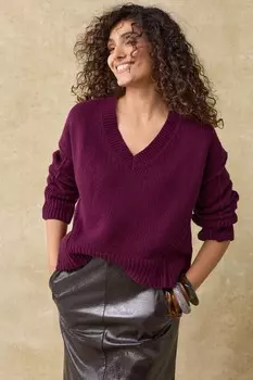 Детали шва трикотажного джемпера с V образным вырезом Next, красный