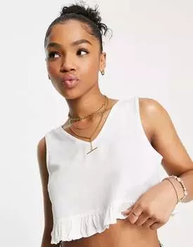 Детали – топ белого цвета с коротким вырезом и рюшами по низу, комбинированная модель Pieces