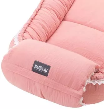 Детское гнездышко из нежного муслина розового цвета с декоративным чехлом: подушка и подлокотник Bellochi