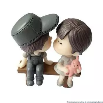 Девушка и мальчик в серой шапке на скамейке с зайчиком. HABARRI