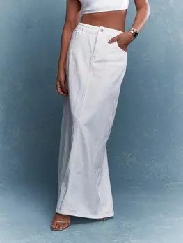 Длинная джинсовая юбка с высокой талией и разрезом сзади. Логотип бренда прилагается Missguided, белый