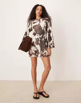 Длинное мини-платье ASOS DESIGN с рукавами-ангелами и плиссировкой, с принтом коровы