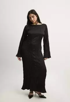 Длинное платье IN KNITTEROPTIK MIT LANGEN RMELN UND OFFENEM RCKEN NA-KD, черный