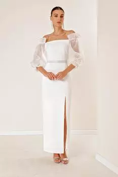 Длинное платье из органзы с квадратным вырезом и разрезом спереди и поясом на талии цвета экрю By Sayg