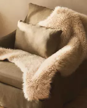 Длинный плед из искусственного меха Zara Home, экрю