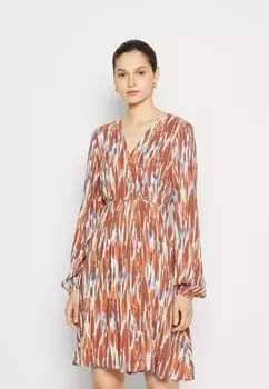 Дневное платье b.young