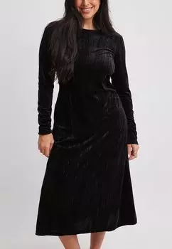 Дневное платье MIT TIEFEM RCKENAUSSCHNITT NA-KD, черный