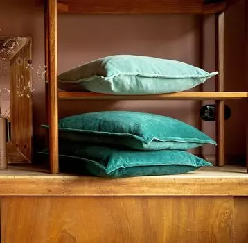 Dutch Decor CAITH - Декоративная подушка бархатная Galapagos Green 50x50 см