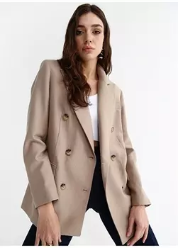 Двубортный женский жакет бежевого цвета Fabrika