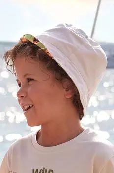 Двусторонняя шапка для мальчиков и девочек. Mayoral, зеленый