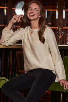 Джемпер с пайетками и черным бантом Sosandar, бежевый