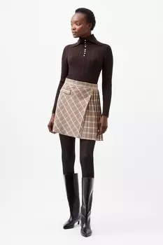 Джина проверяет юбку French Connection, розовый