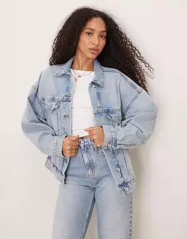 Джинсовая куртка-бойфренд Gina Tricot свободного покроя светло-голубого цвета