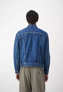 Джинсовая куртка Levi's, дальнобойщик на террасе