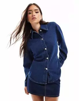 Джинсовая рубашка ASOS DESIGN с завязкой сзади, средне-синего цвета