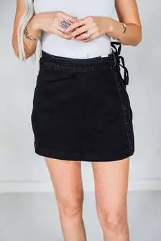 Джинсовая юбка-шорты с завязками по бокам черного цвета Judy Blue