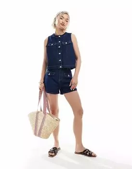 Джинсовые шорты ASOS DESIGN с накладными карманами и клапанами, цвет средне-синий