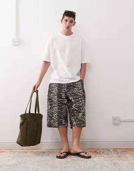 Джинсовые шорты свободного кроя Reclaimed Vintage с камуфляжным принтом в виде животных