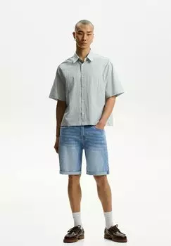 Джинсовые шорты WITH TURN-UP HEMS - BERMUDA Bershka, цвет Light Blue Denim