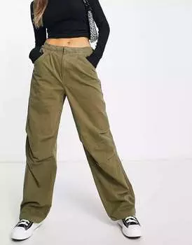 Джинсы цвета хаки с контрастными швами и парашютной отделкой Bershka