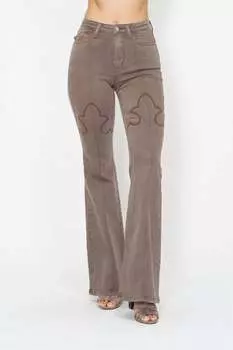 Джинсы-клеш с отделкой на коленях и задними карманами-щитками коричневого цвета Judy Blue