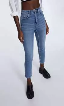 Джинсы mom fit облегающего кроя Stradivarius