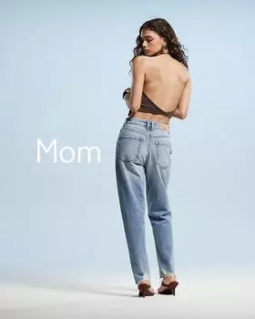 Джинсы mom в светло-голубом цвете Stradivarius